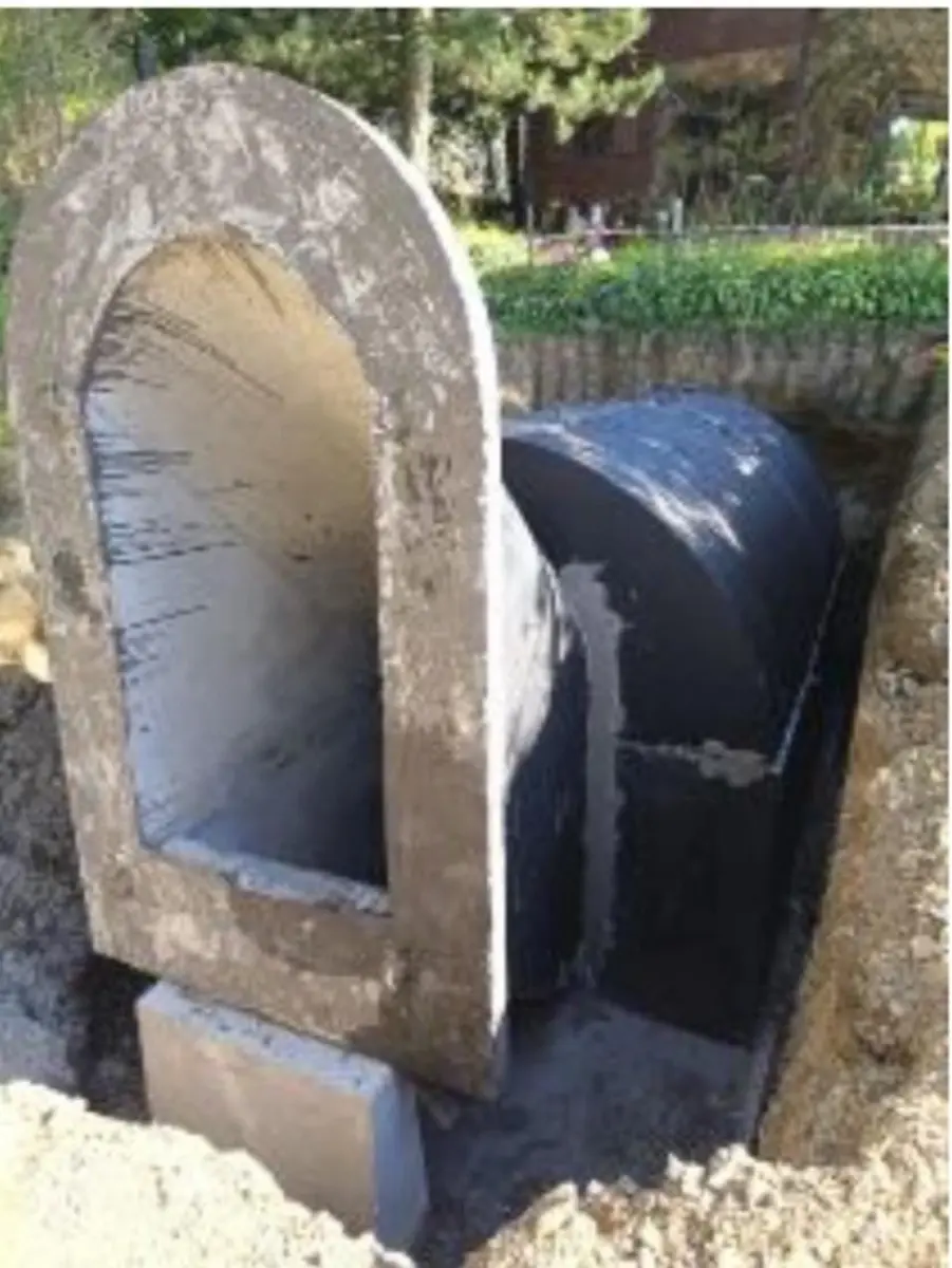 Piwniczka betonowa podczas montażu