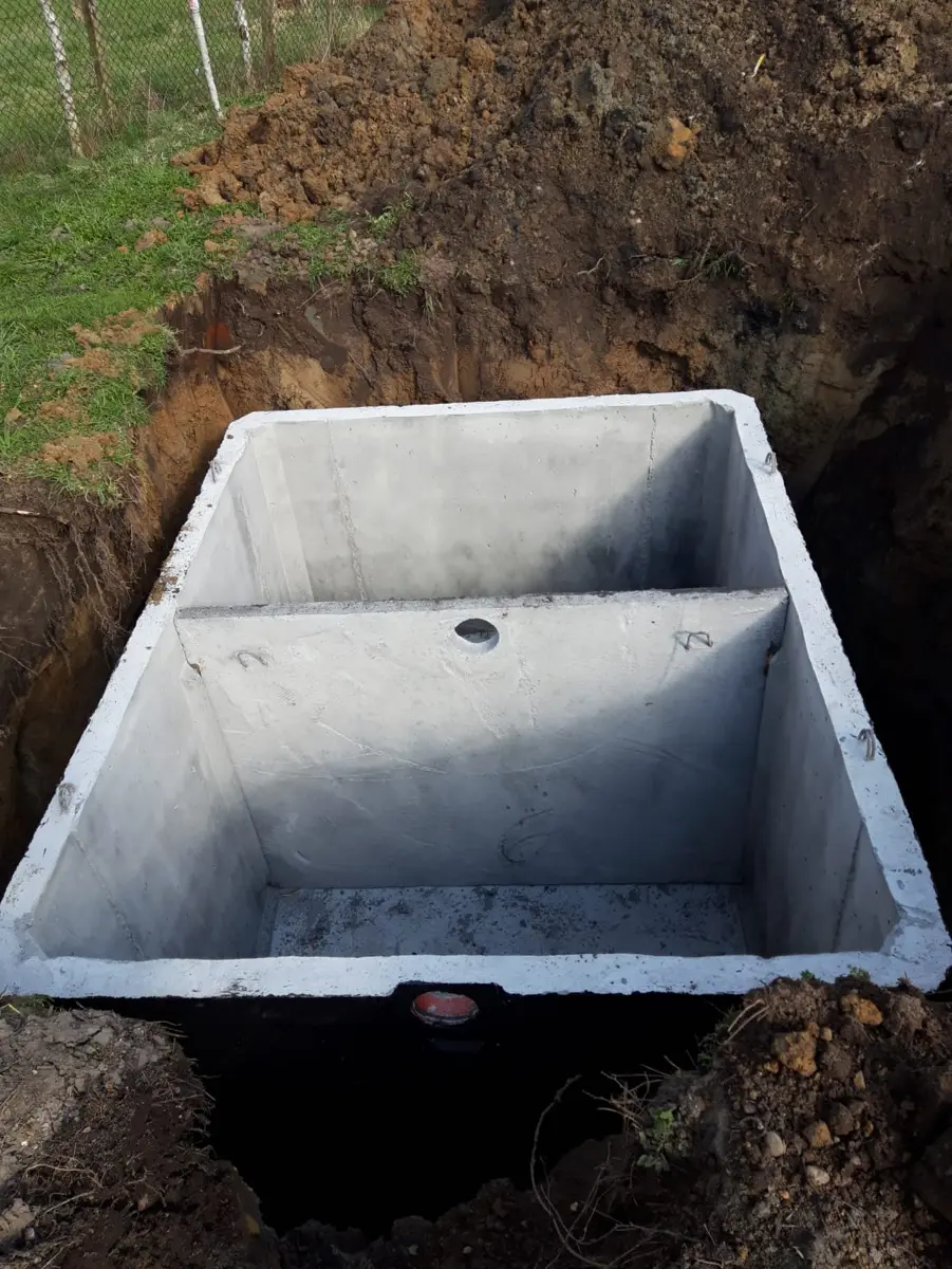 Otwarty zbiornik betonowy — widok wnętrza