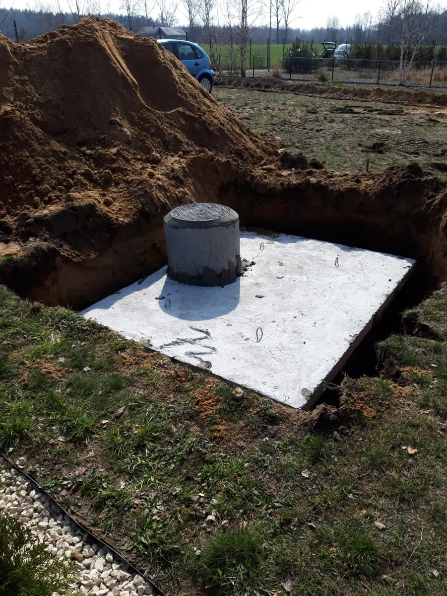Zbiornik betonowy przed zasypaniem wykopu